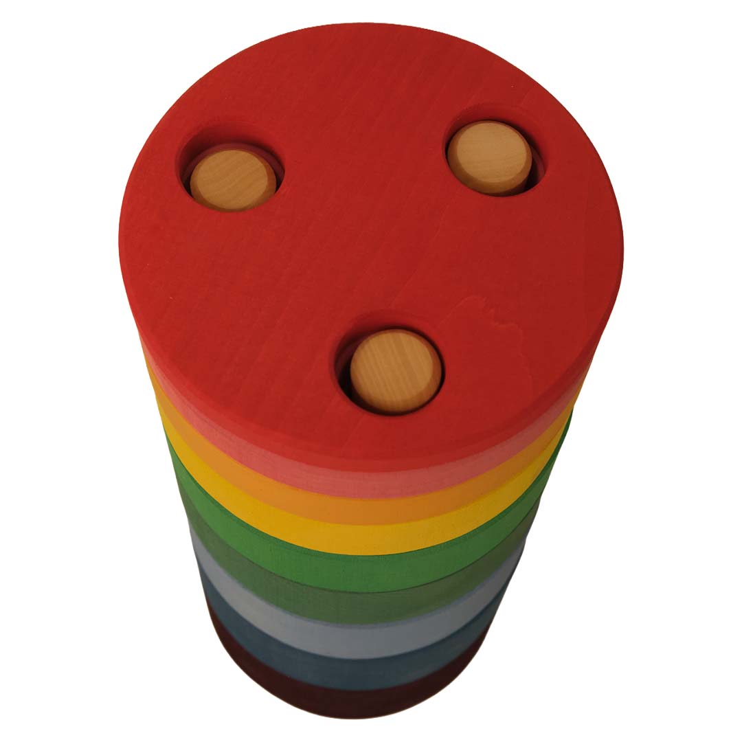 Bovenaanzicht van de toyto houten stapeltoren met een rode schijf bovenaan en drie houten pinnen zichtbaar.