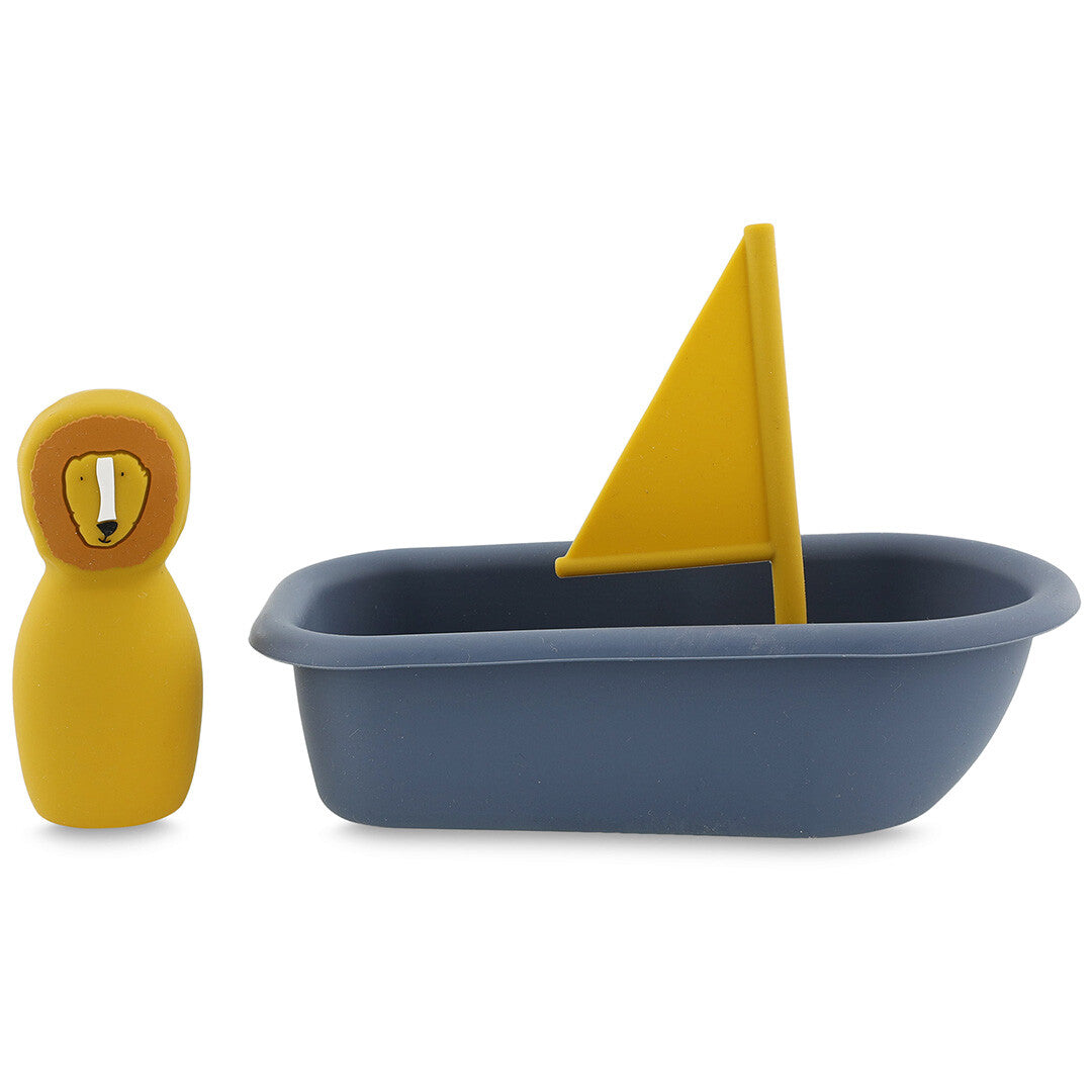 Trixie badspeelgoed zeilboot en losse leeuwfiguur naast elkaar.