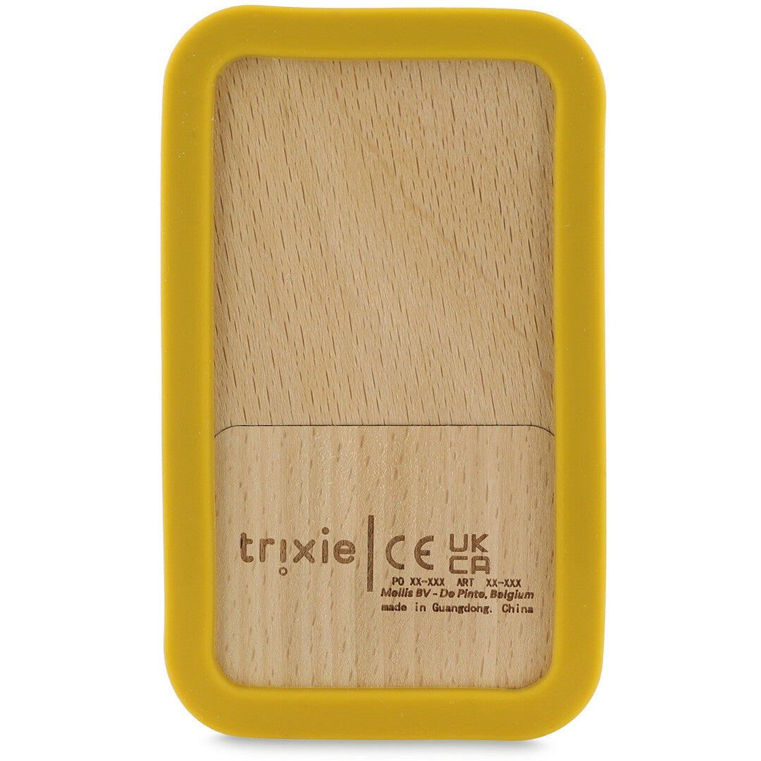 De achterkant van het Trixie houten bijtspeelgoed in de vorm van een telefoon met gele siliconen rand en productinformatie.