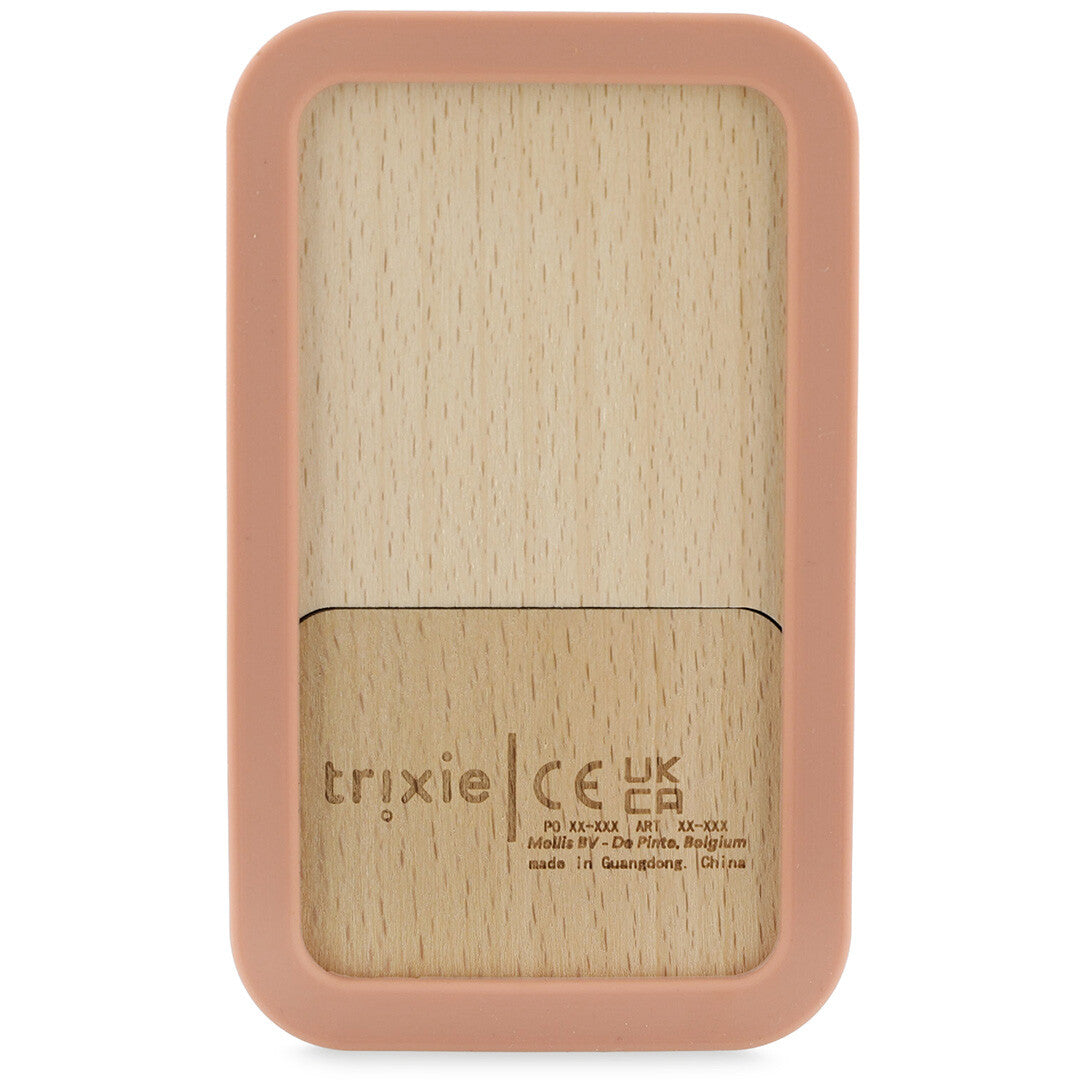 De achterkant van de Trixie bijtspeelgoed telefoon met een houten paneel en gegraveerde merk- en productinformatie.