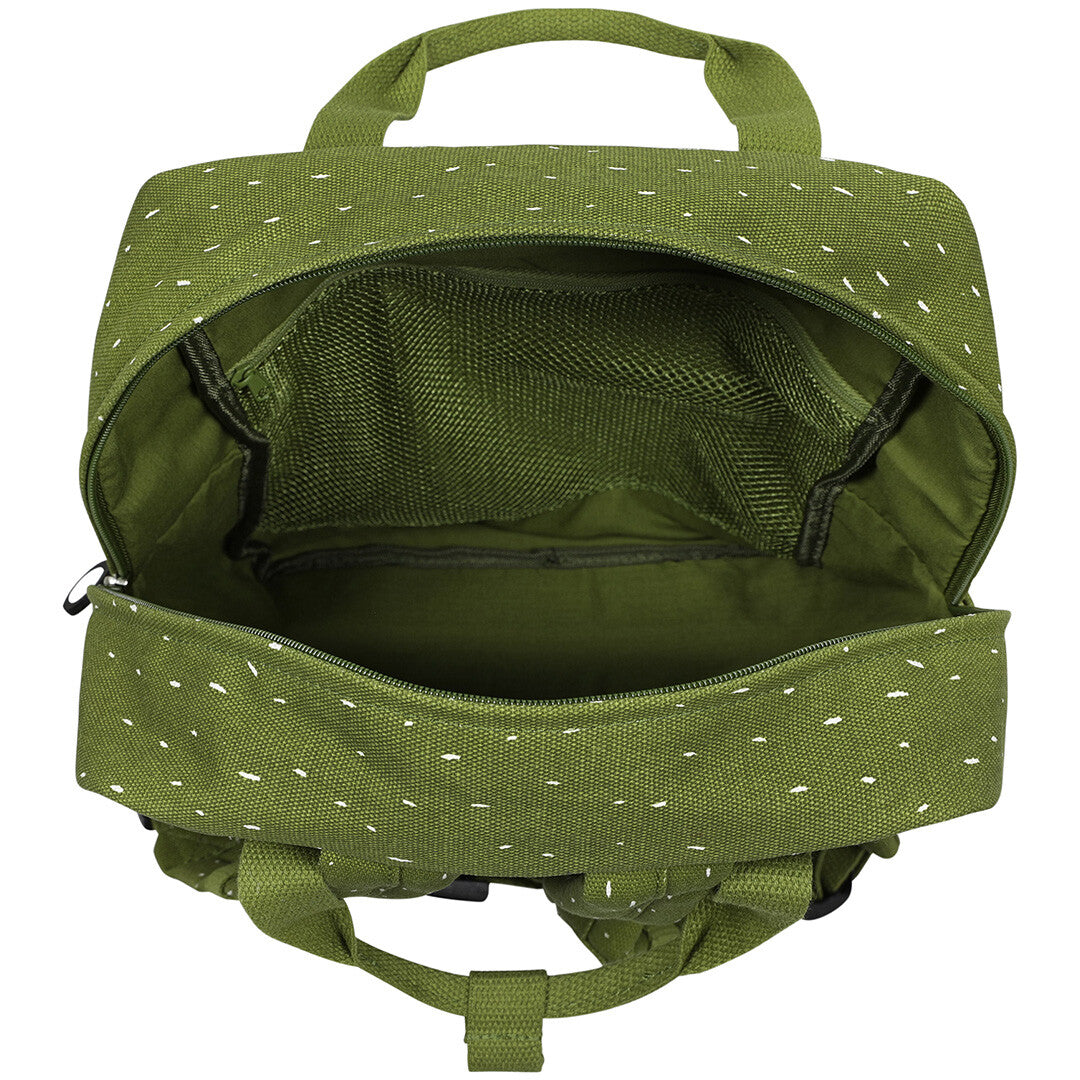 Bovenkant van de open groene kinderrugzak met zicht op het hoofdvak en een binnenvak van mesh.