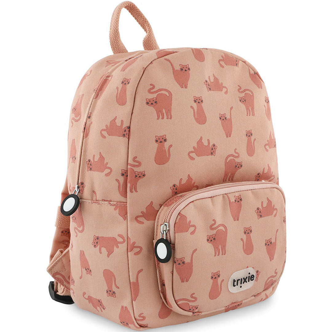 Schuine weergave van de Trixie kleuterrugzak met roze kattenprint.