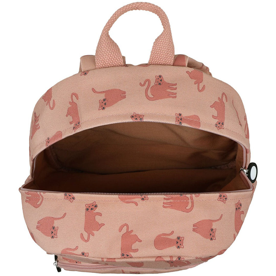 Bovenaanzicht van de Trixie kleuterrugzak met open hoofdvak en kattenpatroon.