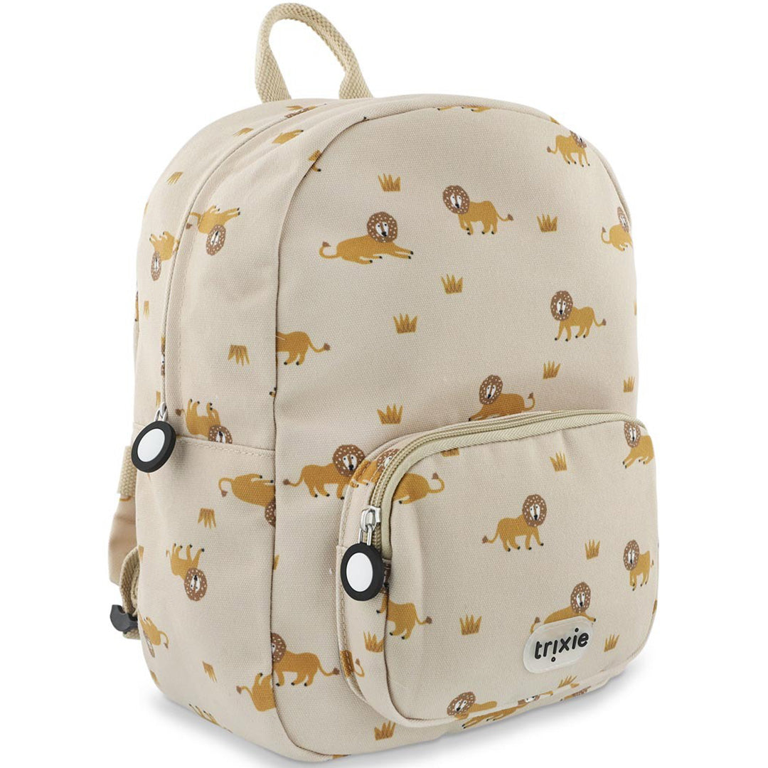 Schuine weergave van de Trixie beige kleuterrugzak met leeuwenprint.
