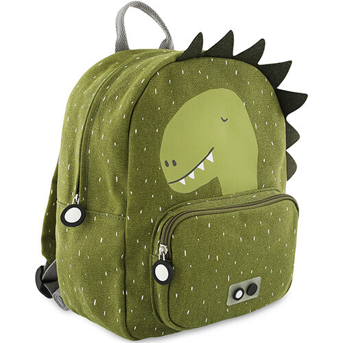 Trixie groene kleuterrugzak met dino gezicht en stekels, schuin van voren gefotografeerd.