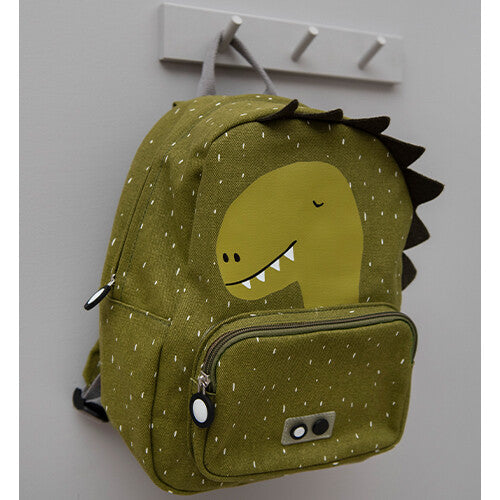 Trixie groene dino kleuterrugzak hangend aan een witte kapstok.