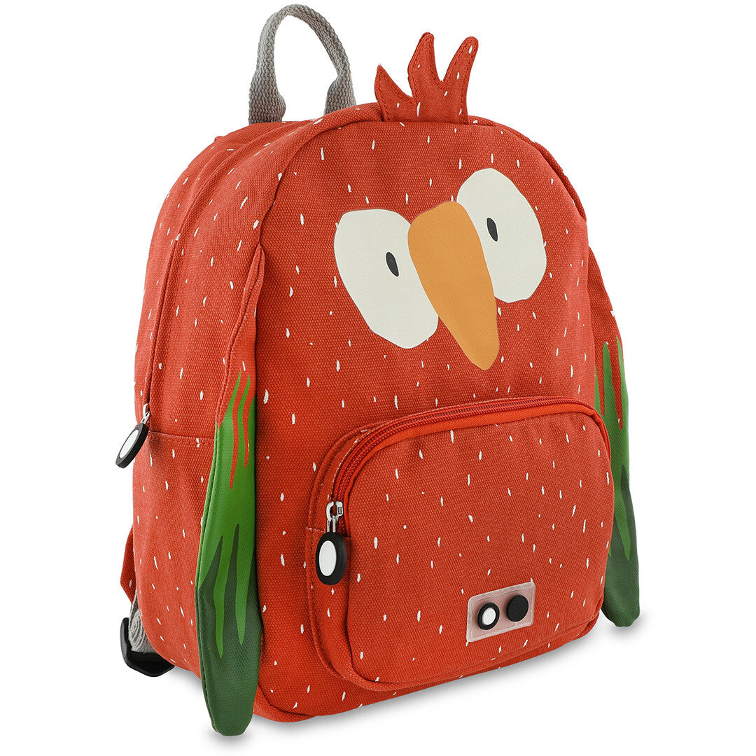Trixie kleuterrugzak Mr. Parrot, rood met witte stippen en groene vleugels, schuin van voren gefotografeerd.