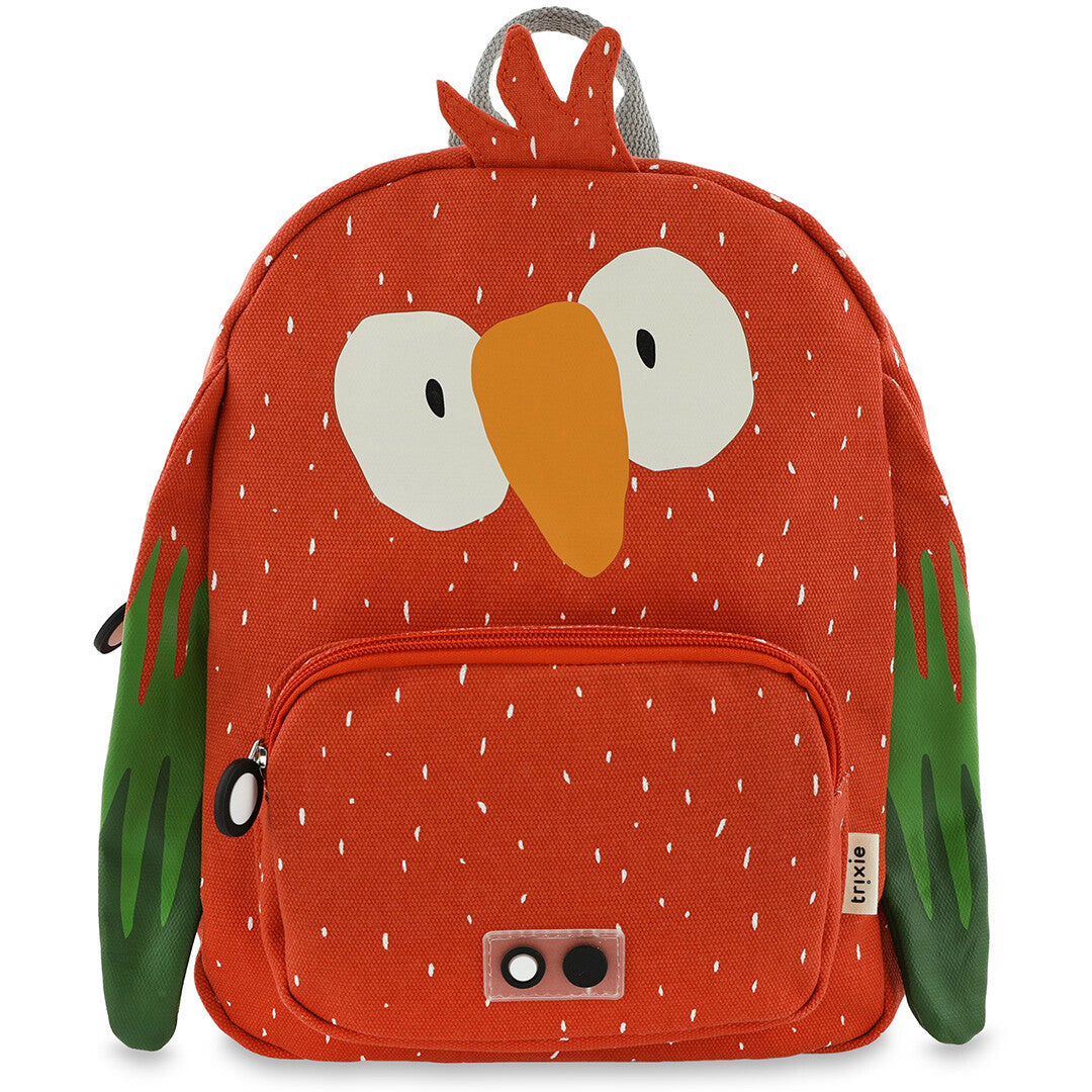 Trixie kleuterrugzak Mr. Parrot, rood met witte stippen en groene vleugels, recht van voren gefotografeerd.