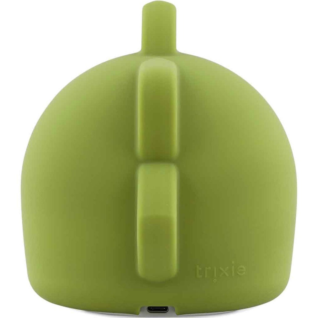 Achterkant van het Trixie nachtlampje in de vorm van een groene dino met het merklogo en een USB-poort.