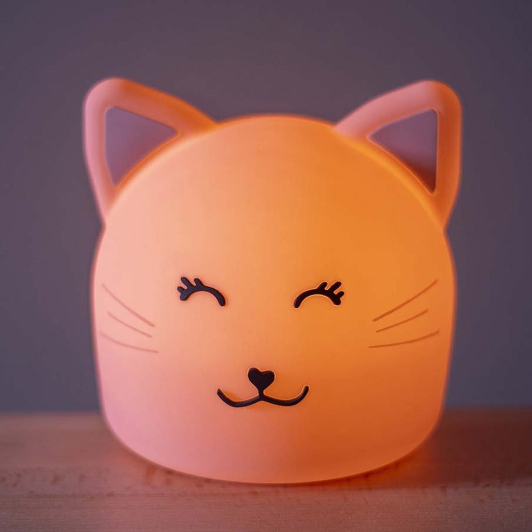 Het roze katten nachtlampje van Trixie geeft een warm oranje licht.