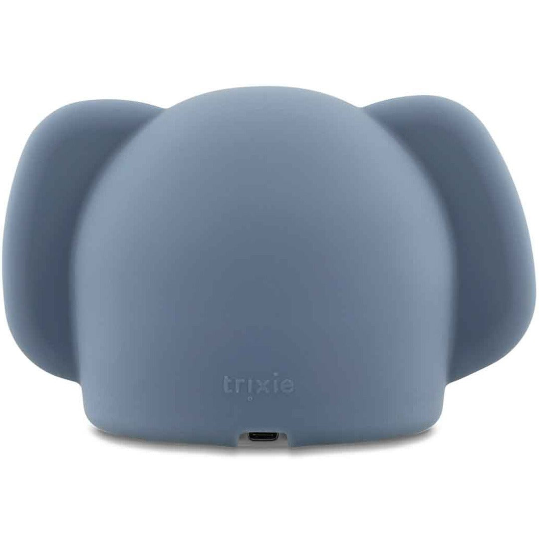 Achterkant van het Trixie nachtlampje in de vorm van een blauwe olifant met USB-oplaadpoort.