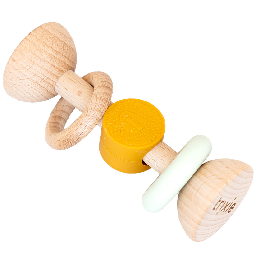 Trixie houten en siliconen rammelaar met ringen in naturel, geel en lichtgroen.