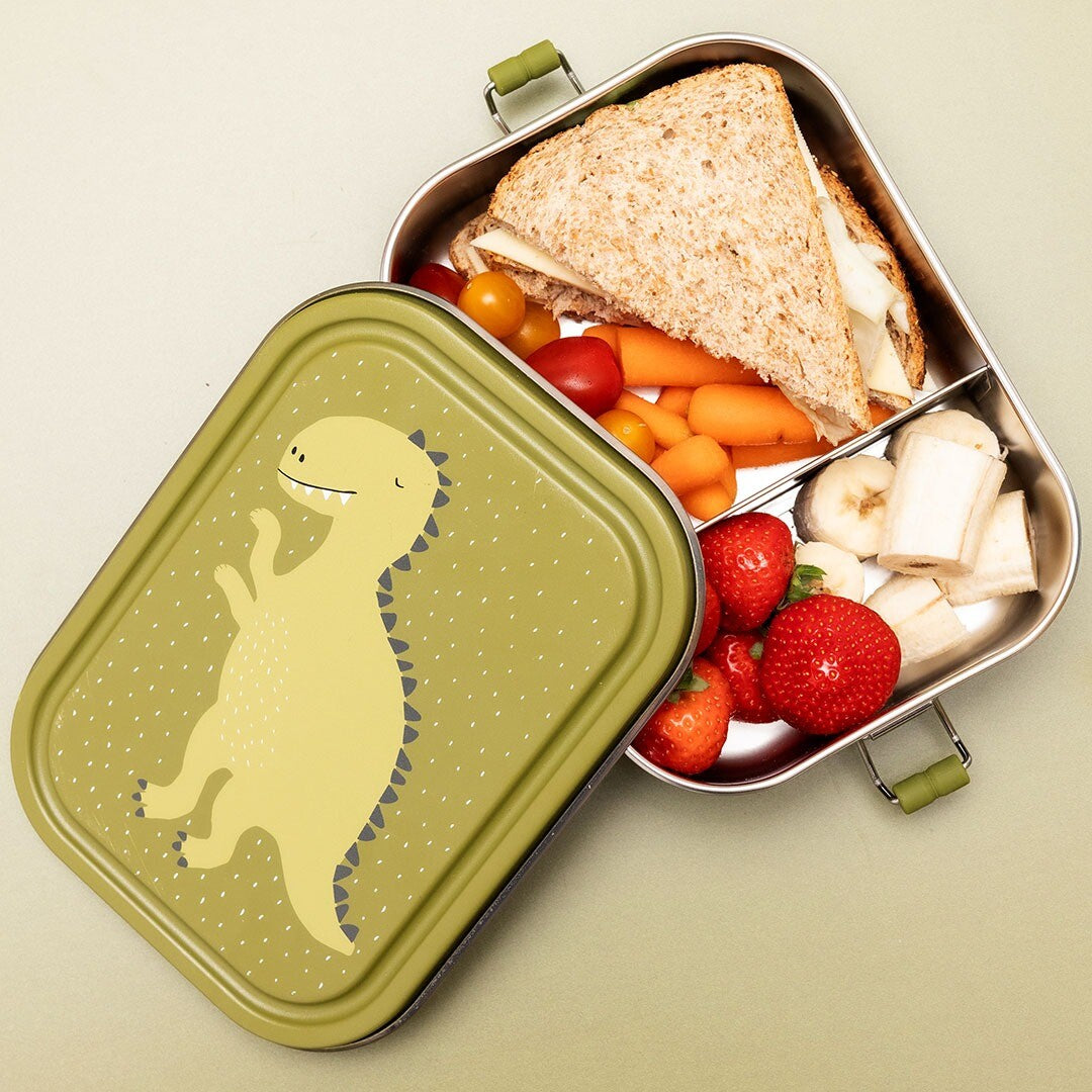 Open Trixie groene rvs broodtrommel met dinosaurusdeksel, gevuld met lunch.