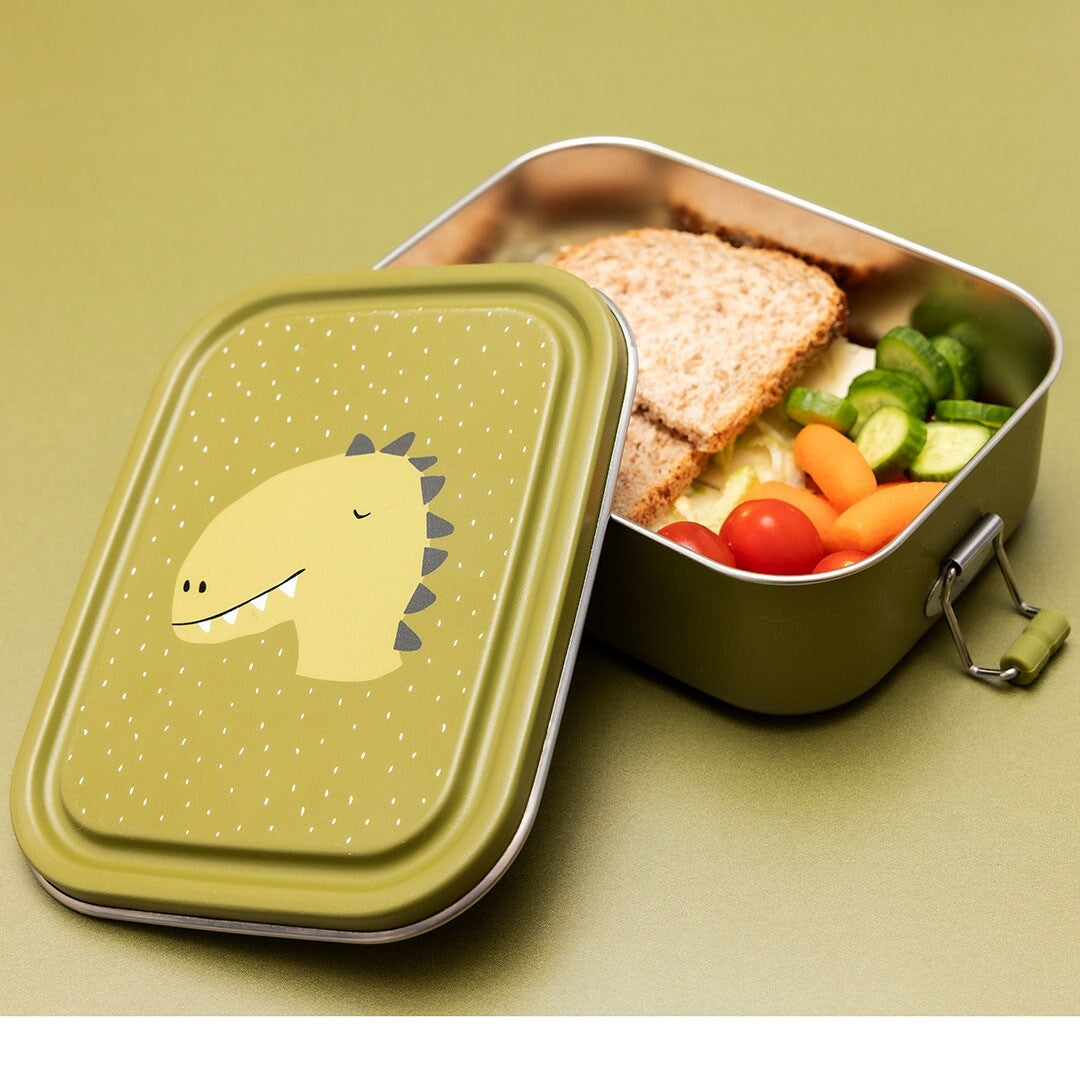 Trixie rvs broodtrommel met dinosaurusdeksel, open met brood en groenten erin.