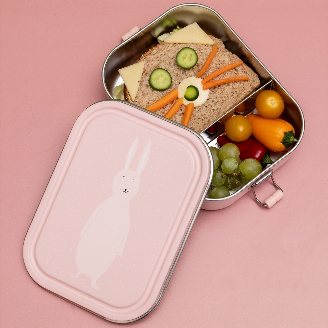 Trixie roze RVS broodtrommel open met een gevulde boterham en snacks, de deksel met konijnillustratie ligt ernaast.