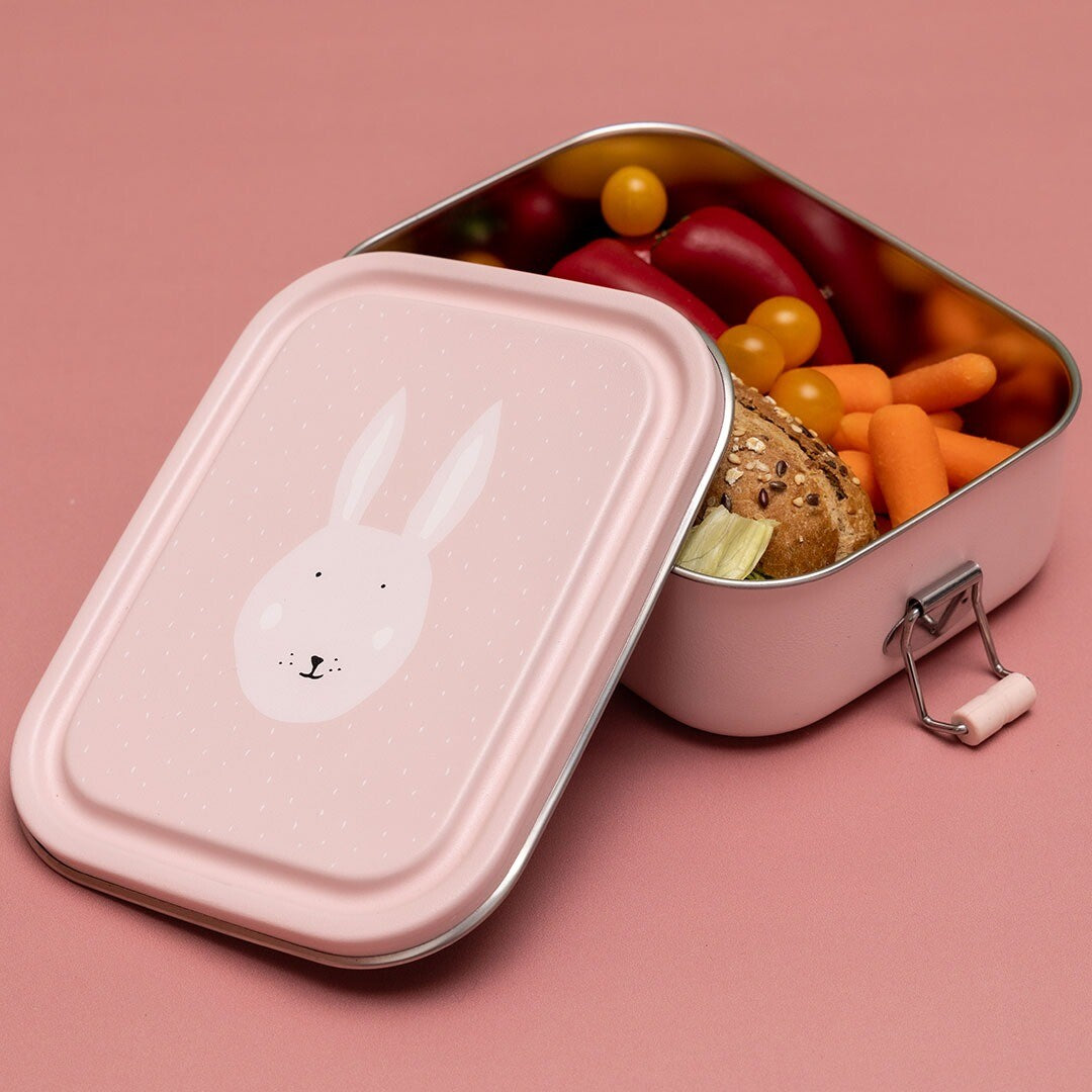 Trixie roze broodtrommel met konijnengezicht, half open en gevuld met lunch.