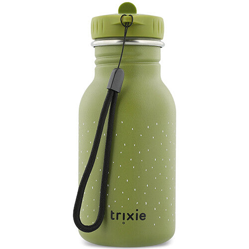De achterkant van de Trixie groene kinder waterfles met het Trixie logo en een zwart polsbandje.