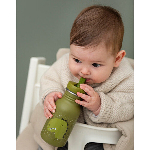 Een baby drinkt uit de Trixie groene kinder waterfles met dinosaurus patroon via het rietje.