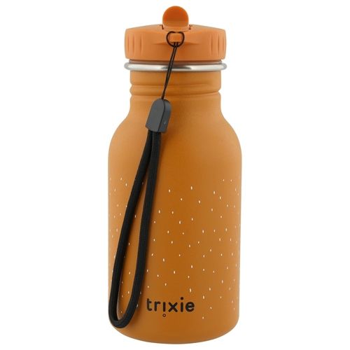 Trixie roestvrijstalen drinkfles met stippen en een zwarte polsband, schuin van voren gefotografeerd.