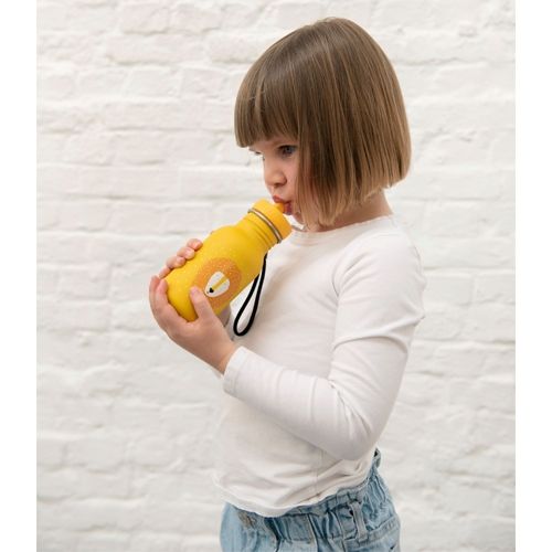 Een kind drinkt uit de gele Trixie drinkfles met leeuwenprint.