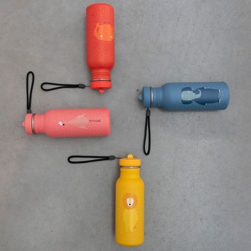 Collectie van vier Trixie kinder waterflessen in rood, roze, blauw en geel met verschillende dieren en stippen.