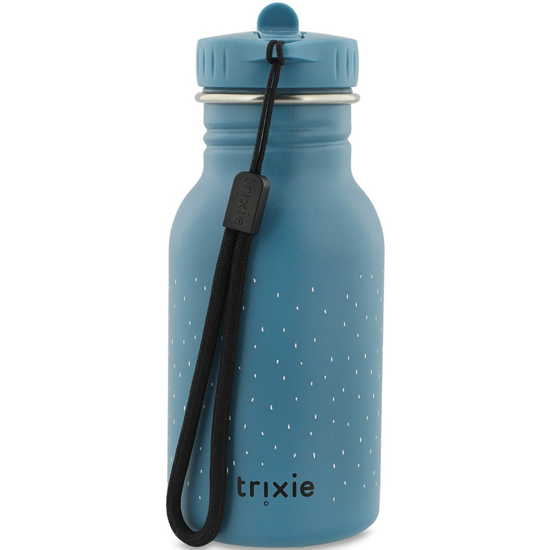 Trixie blauwe drinkfles met witte stippen en een zwarte draaglus met merklogo.