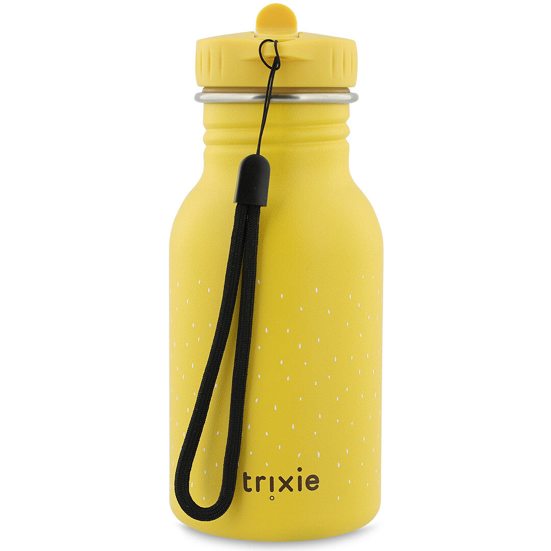 Trixie gele kinderdrinkfles met het Trixie logo en een zwarte draaglus, gezien vanaf de rechterzijkant.