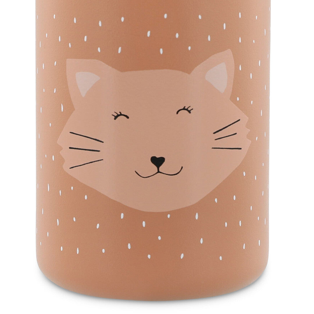 Detail van een kinder drinkfles met een vrolijk kattengezicht en witte stippen.