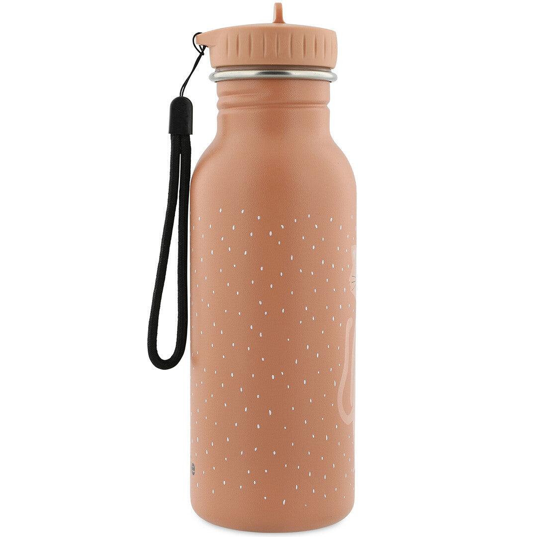 Trixie roestvrijstalen waterfles voor kinderen in beige met kattenprint en zwarte draaglus, schuin van voren gefotografeerd.