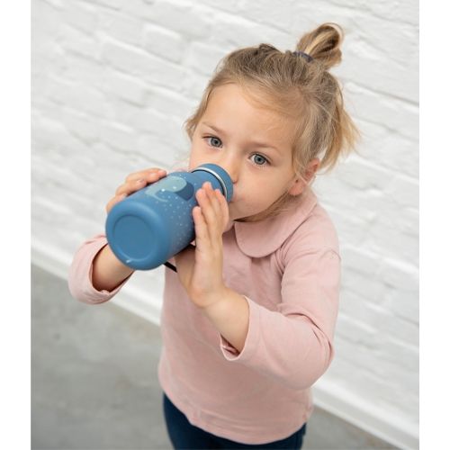 Een kind drinkt uit de blauwe Trixie drinkfles met olifant.