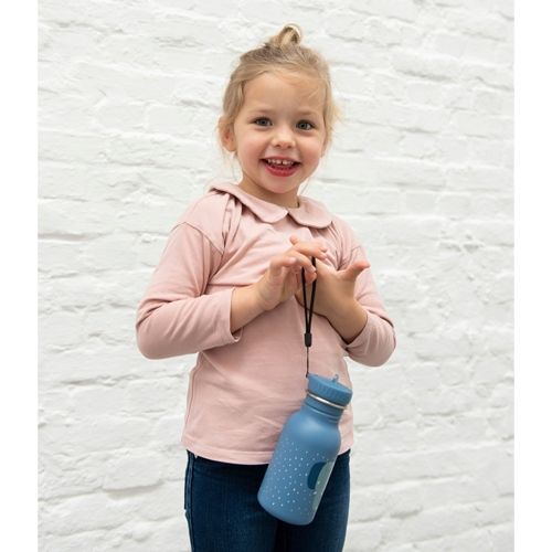 Een lachend kind houdt de blauwe Trixie drinkfles met olifant vast aan het draagkoord.