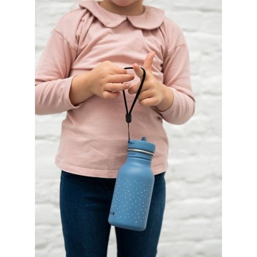 Kinderhanden houden de blauwe Trixie drinkfles met olifant en zwart draagkoord vast.