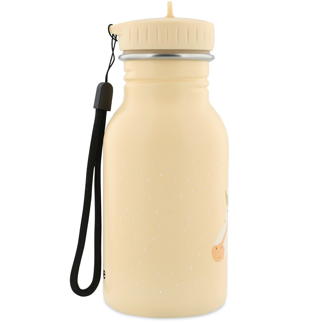 Trixie beige kinderdrinkfles met een zwarte draaglus, schuin van voren gefotografeerd.
