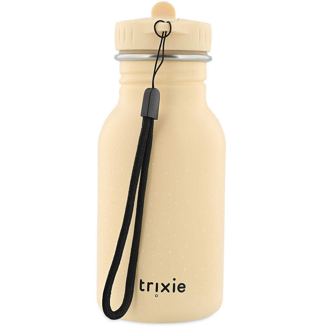 De achterkant van de Trixie beige kinderdrinkfles met zwarte draaglus en het Trixie logo.