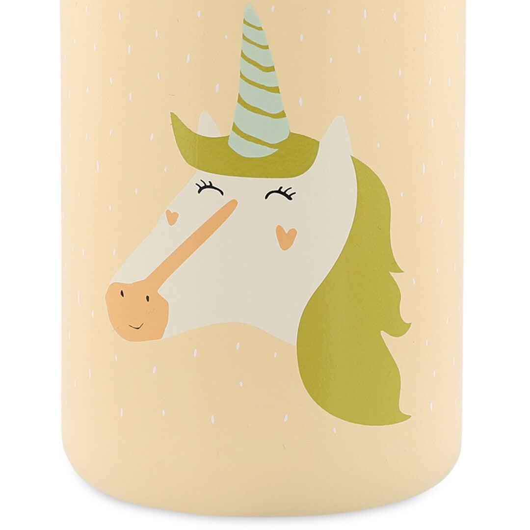 Detail van de eenhoorn illustratie op de beige kinderdrinkfles.