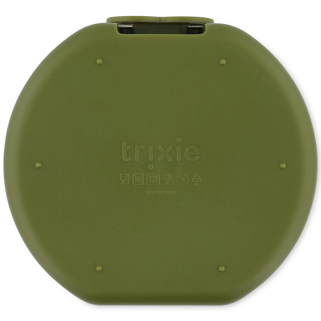 De onderkant van een groen Trixie snackdoosje met het merklogo en instructies.