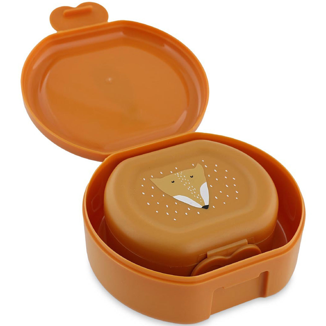 Een open trixie oranje snackdoosje voor kinderen met daarin een kleiner snackdoosje met vos-illustratie.