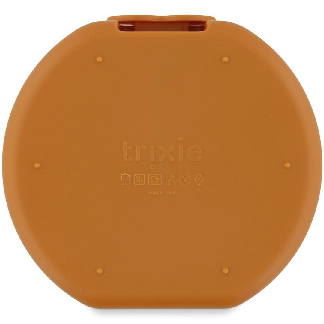 De achterkant van een trixie oranje snackdoosje met het merklogo en productinformatie.