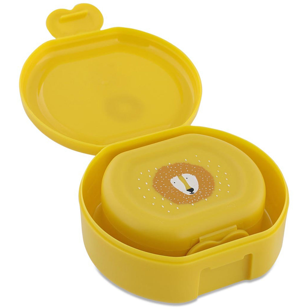 De grote gele Trixie snackdoos is open met de kleinere snackdoos met leeuwenillustratie erin.