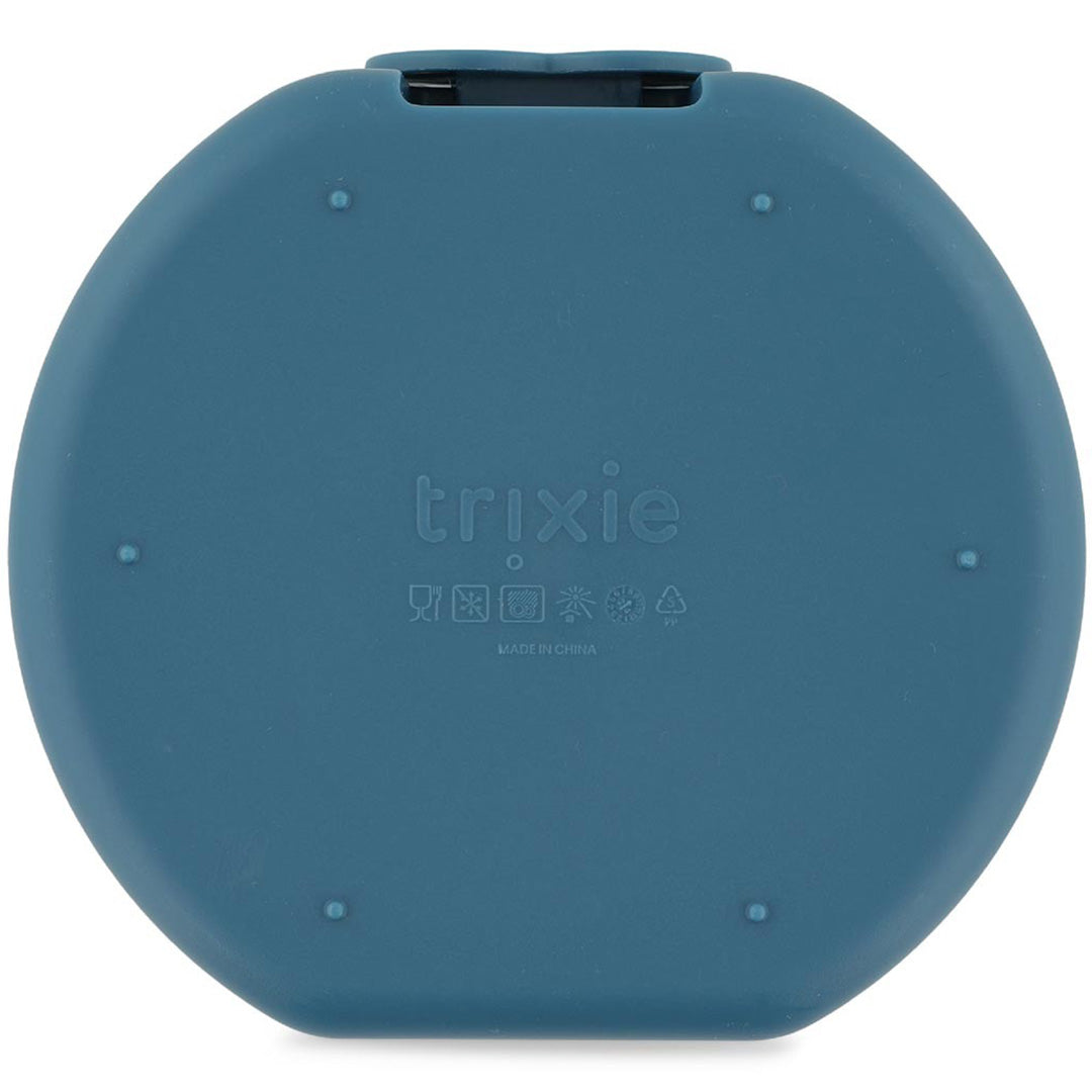 Onderkant van een blauw Trixie snackdoosje met merklogo en instructiesymbolen.