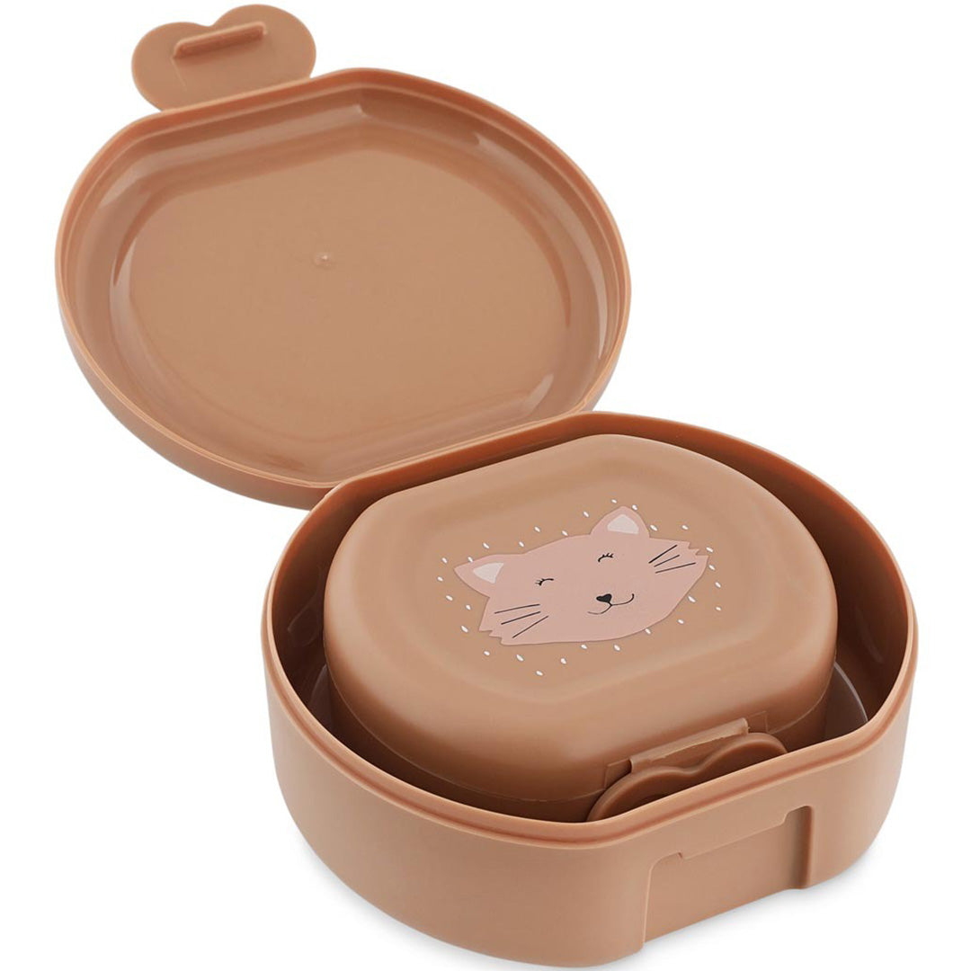 Een open Trixie snackdoos voor kinderen met daarin een kleiner snackdoosje, beide met kattenprint.