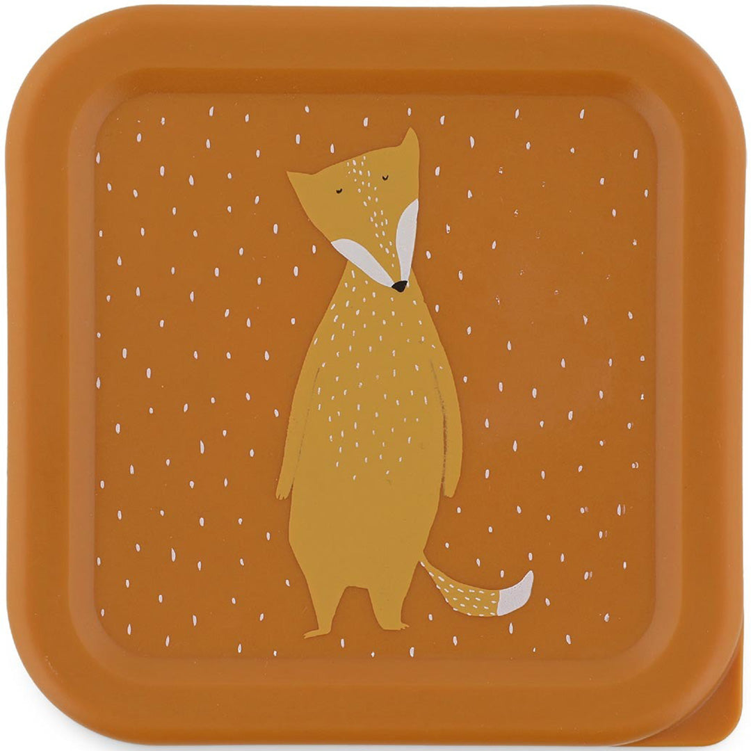 Detail van een oranje snackdoosje deksel met een staande vos op een stippelpatroon.