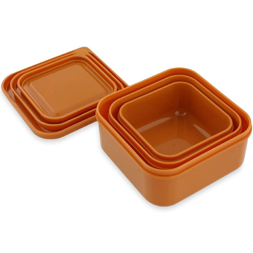 Drie oranje vierkante snackdoosjes voor kinderen, in elkaar gestapeld met de deksels ernaast.