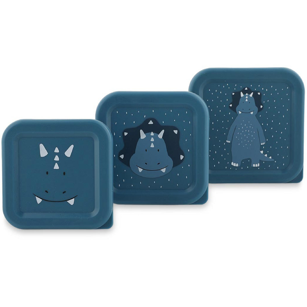 Drie Trixie kinder snackdoosjes met blauwe deksels met verschillende Triceratops illustraties.