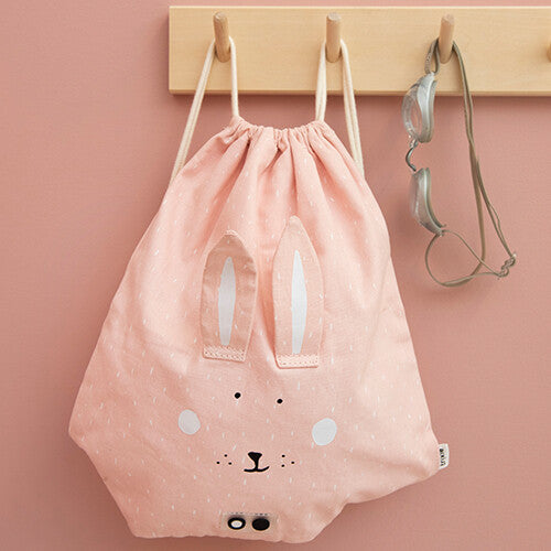 Trixie roze kinderzwemtas met konijnengezicht hangt aan een kapstok naast een zwembril.