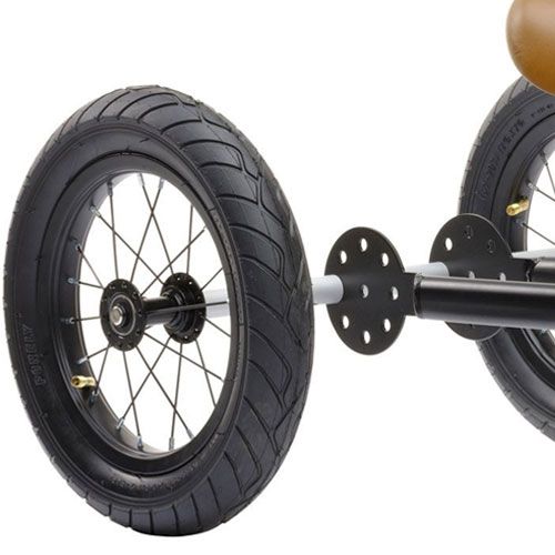 Detail van twee zwarte wielen van de Trybike trike kit gemonteerd aan een frame.