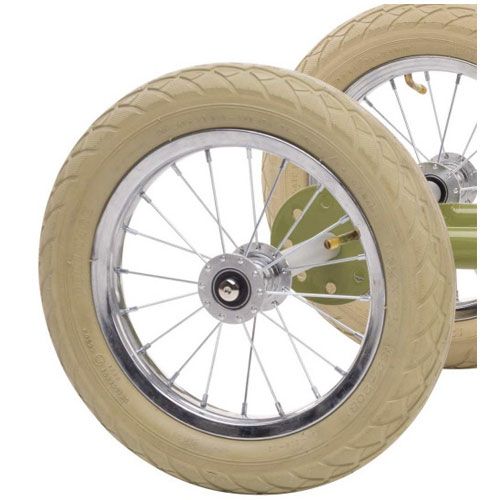 Detail van twee beige wielen met stalen spaken en naven.