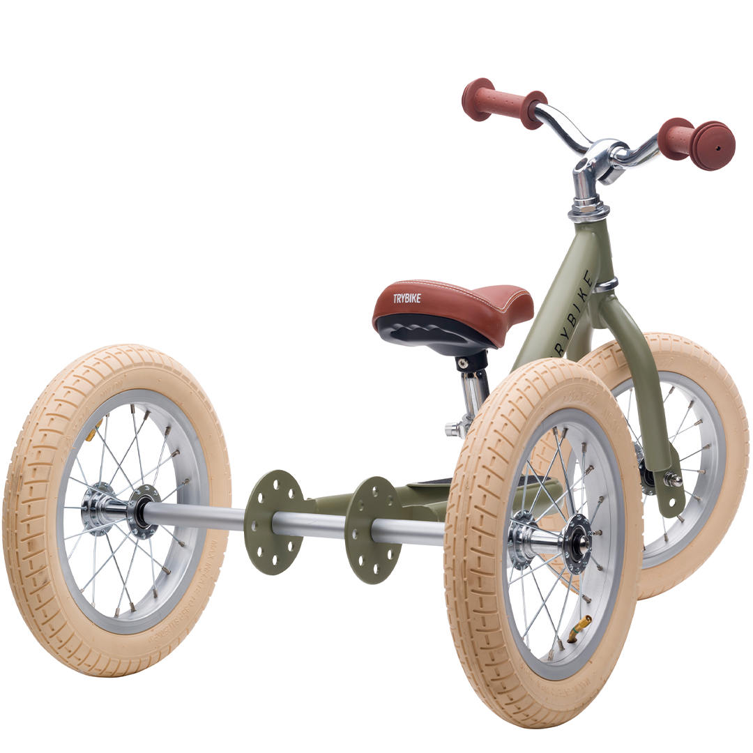 Trybike 2-in-1 loopfiets in vintage groen met bruin zadel en drie wielen, schuin van voren.