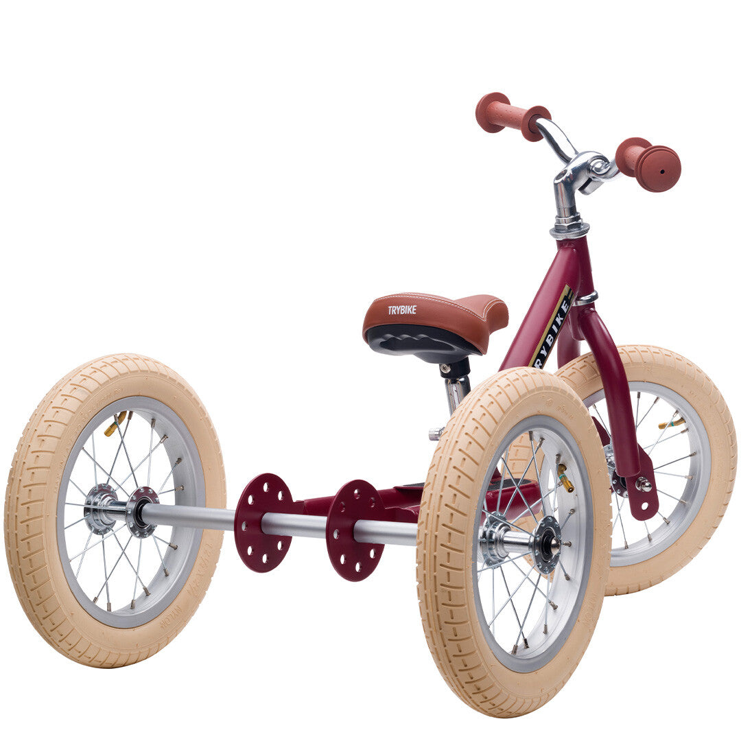 Trybike 2-in-1 loopfiets in vintage rood mat met bruine accenten, opgesteld als driewieler, van voren gezien.