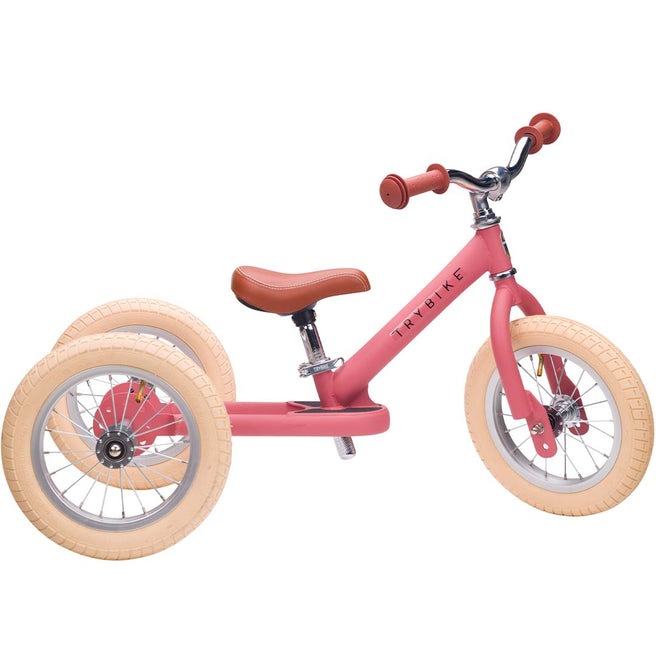 Trybike Steel 2-in-1 loopfiets in vintage roze als driewieler met bruin zadel en crème banden.